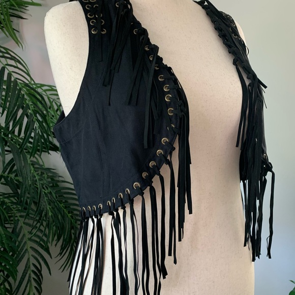 Black cowgirl style vest with fringe - Picture 5 of 7